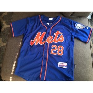 Men’s Mets jersey.